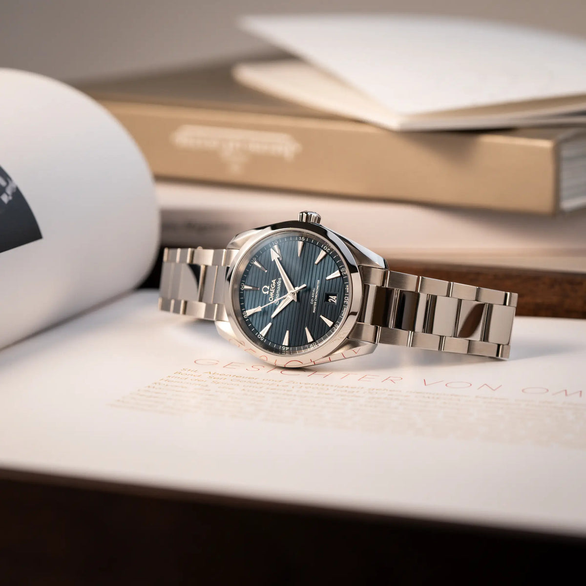 Produktfotografie der Omega Seamaster 300 Aqua Terra 3805 mit blauem Zifferblatt im 36mm-Edelstahl-Gehäuse