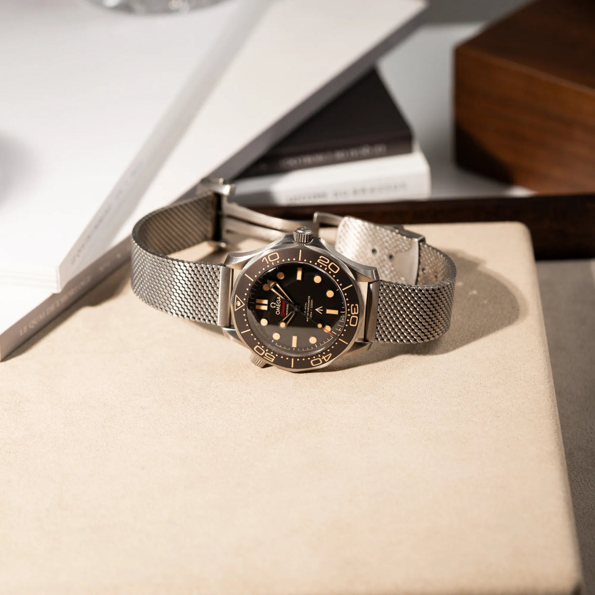 Produktotografie der Omega Seamaster 300m Diver No Time To Die Limited Edition aus Titan mit braunem Zifferblatt auf einem Juwelierstablet