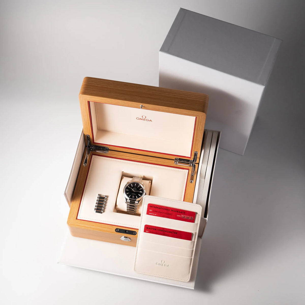 Lieferumfang zu der Omega Seamaster Aquaterra 220.10.41.21.01.002 mit 41 mm Gehäuse und schwarzem Lack-Zifferblatt, bestehend aus Box mit Umkarton, originaler Garantiekarte und Master Chronometer Zertifikat