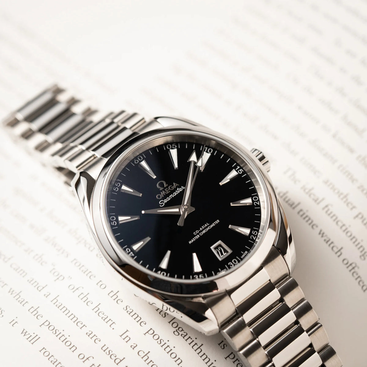 Produktfotografie als Titelbild für die Omega Seamaster Aquaterra 220.10.41.21.01.002 mit 41 mm Gehäuse und schwarze Lack-Zifferblatt