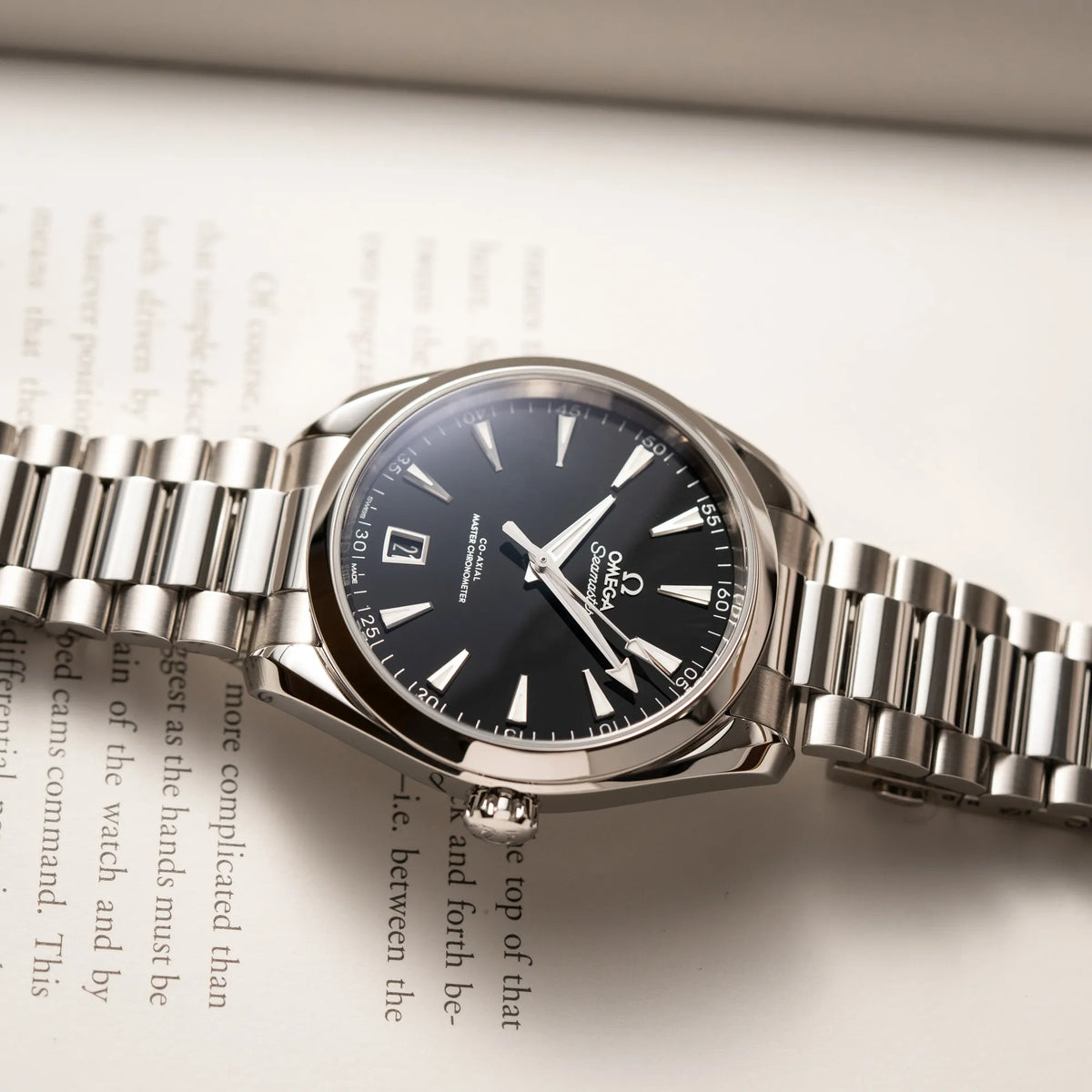 Produktfotografie der Omega Seamaster Aquaterra 220.10.41.21.01.002 mit 41 mm Gehäuse und schwarzem Lack-Zifferblatt