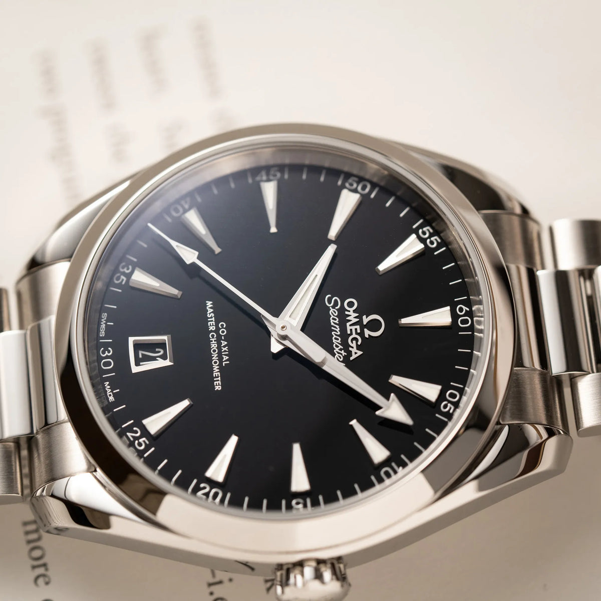 Detailaufnahme des Uhrenkopfes von der Omega Seamaster Aquaterra 220.10.41.21.01.002 mit 41 mm Gehäuse und schwarzem Lack-Zifferblatt