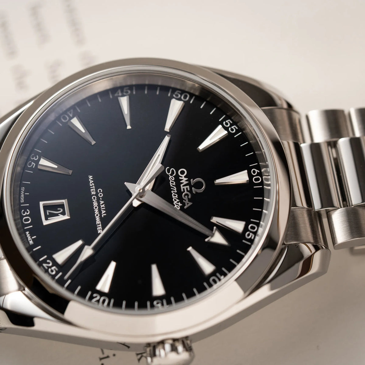 Detailaufnahme der Omega Seamaster Aquaterra 220.10.41.21.01.002 mit 41 mm Gehäuse und schwarzem Lack-Zifferblatt mit Fokus auf dem Indizes bei 11 Uhr und 12 Uhr