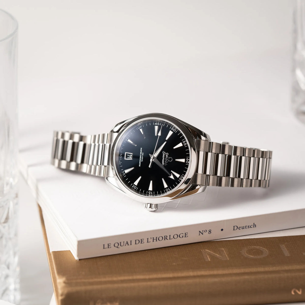 Produktfotografie der seitlich auf der Aufzugskrone liegenden Omega Seamaster Aquaterra 220.10.41.21.01.002 mit 41 mm Gehäuse und schwarzem Lack-Zifferblatt