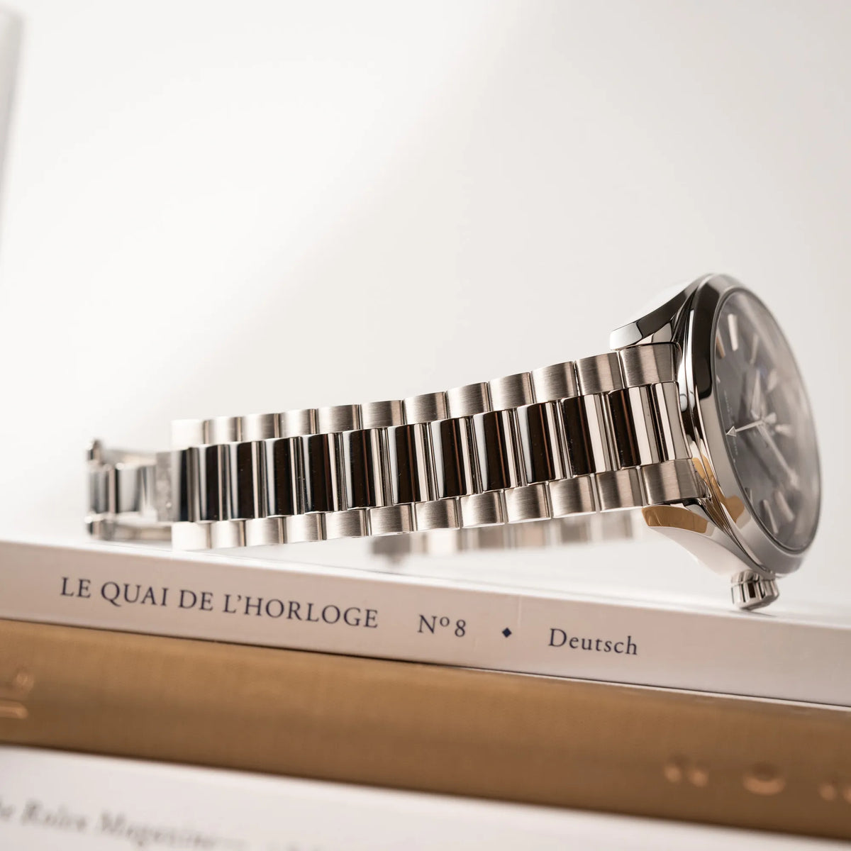 Produktfotografie zeigt das Edelstahl-Armband mit polierten MittelLinks von der Omega Seamaster Aquaterra 220.10.41.21.01.002 mit 41 mm Gehäuse und schwarzem Lack-Zifferblatt
