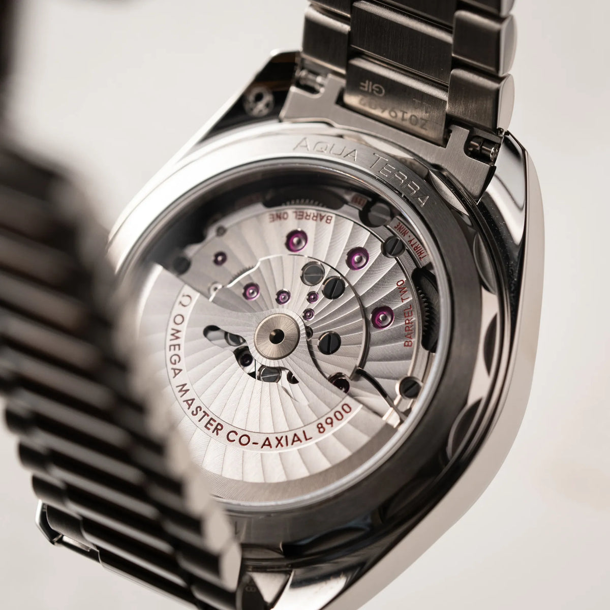 Gehäuseboden mit Sichtglas zeit das Cal 8900 der Omega Seamaster Aquaterra 220.10.41.21.01.002 mit 41 mm Gehäuse und schwarzem Lack-Zifferblatt