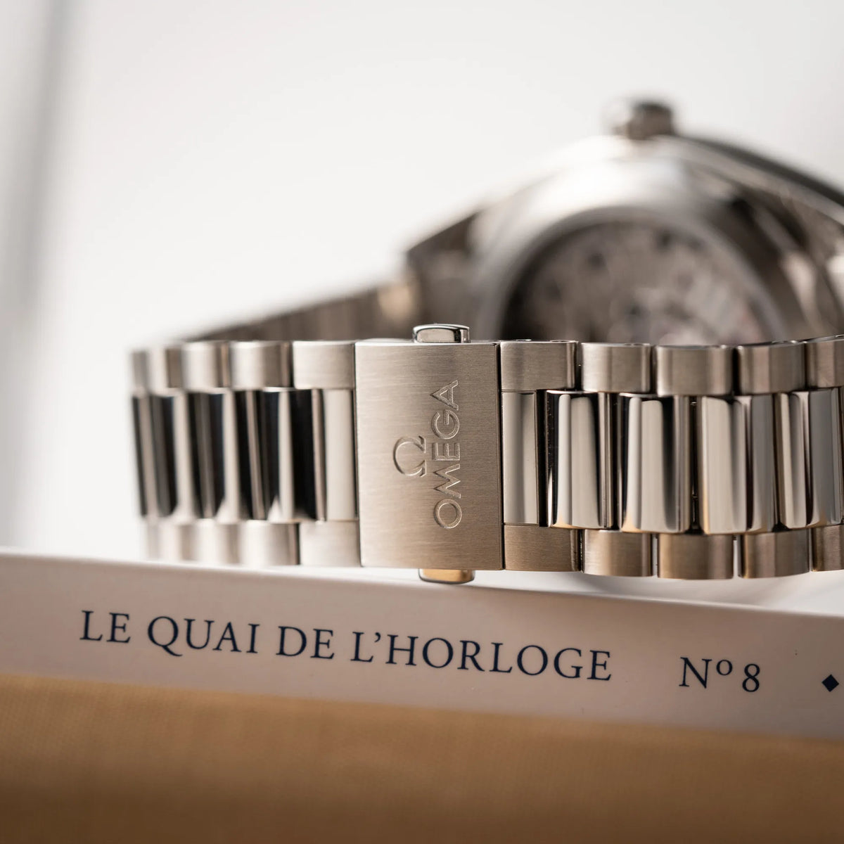 Detailaufnahme des Edelstahl-Armbands und der Schliesse mit Omega Logo von der Omega Seamaster Aquaterra 220.10.41.21.01.002 mit 41 mm Gehäuse und schwarzem Lack-Zifferblatt