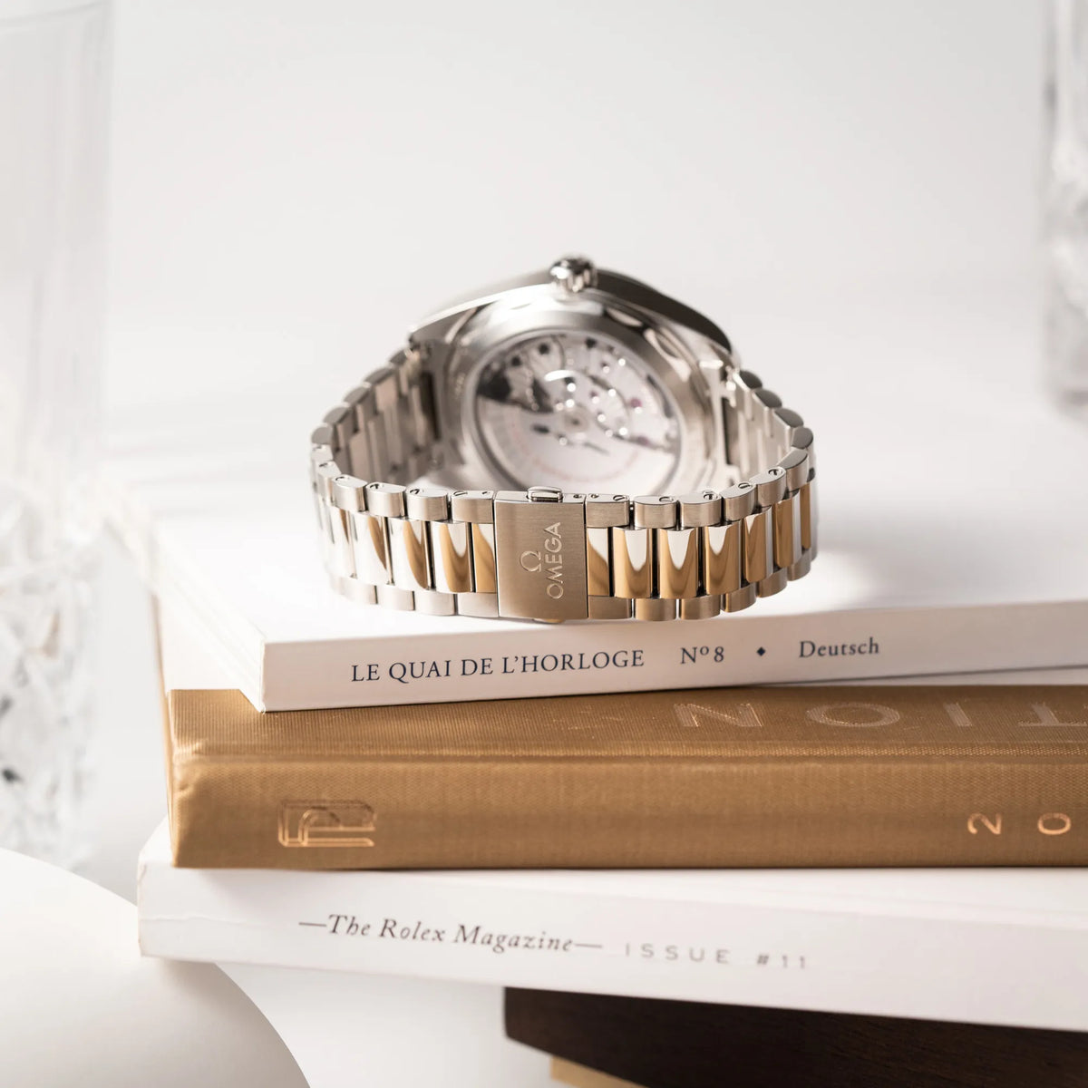 Blick auf das Edelstahl-Armband der Omega Seamaster Aquaterra 220.10.41.21.01.002 mit 41 mm Gehäuse und schwarzem Lack-Zifferblatt