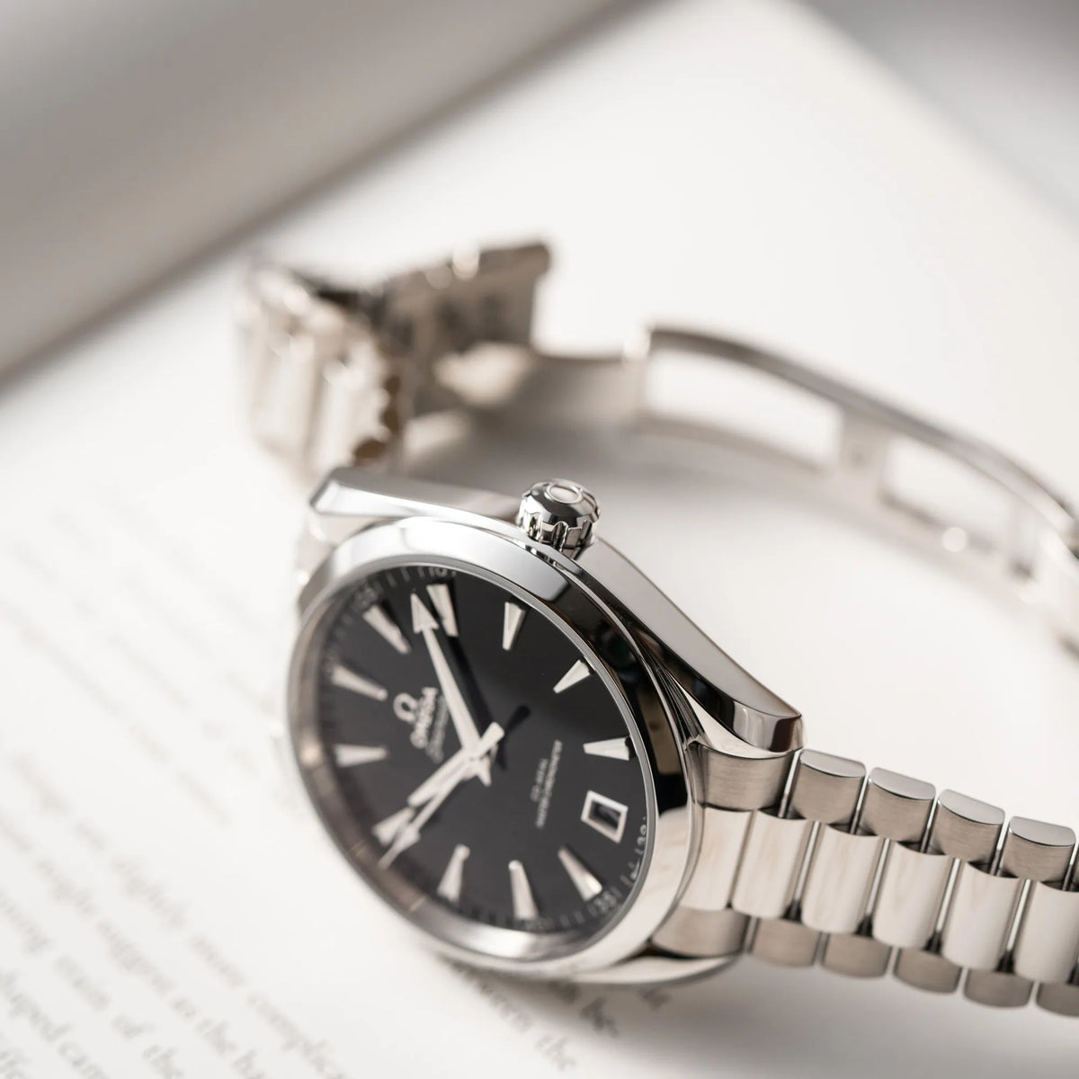 Produktfotografie der Omega Seamaster Aquaterra 220.10.41.21.01.002 mit 41 mm Gehäuse und schwarzem Lack-Zifferblatt zeigt die seitliche Gehäuseflanke und die Aufzugskrone