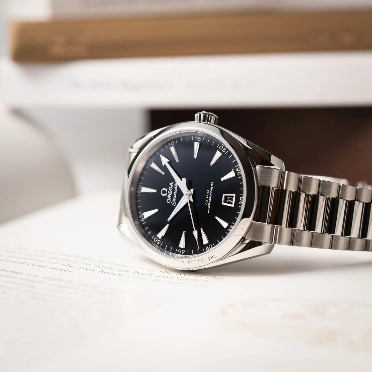 Produktfotografie der Omega Seamaster Aquaterra 220.10.41.21.01.002 mit 41 mm Gehäuse und schwarzem Lack-Zifferblattmit Blick auf das Uhrengehäuse und einem Teil des Edelstahl-Armbands