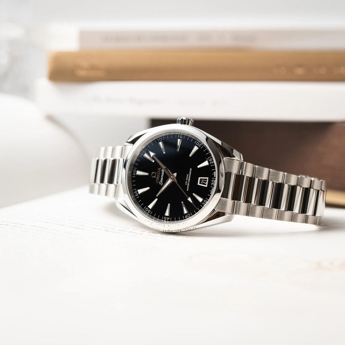Produktfotografie der seitlich auf dem Uhrnegehäuse liegenden Omega Seamaster Aquaterra 220.10.41.21.01.002 mit 41 mm Gehäuse und schwarzem Lack-Zifferblatt