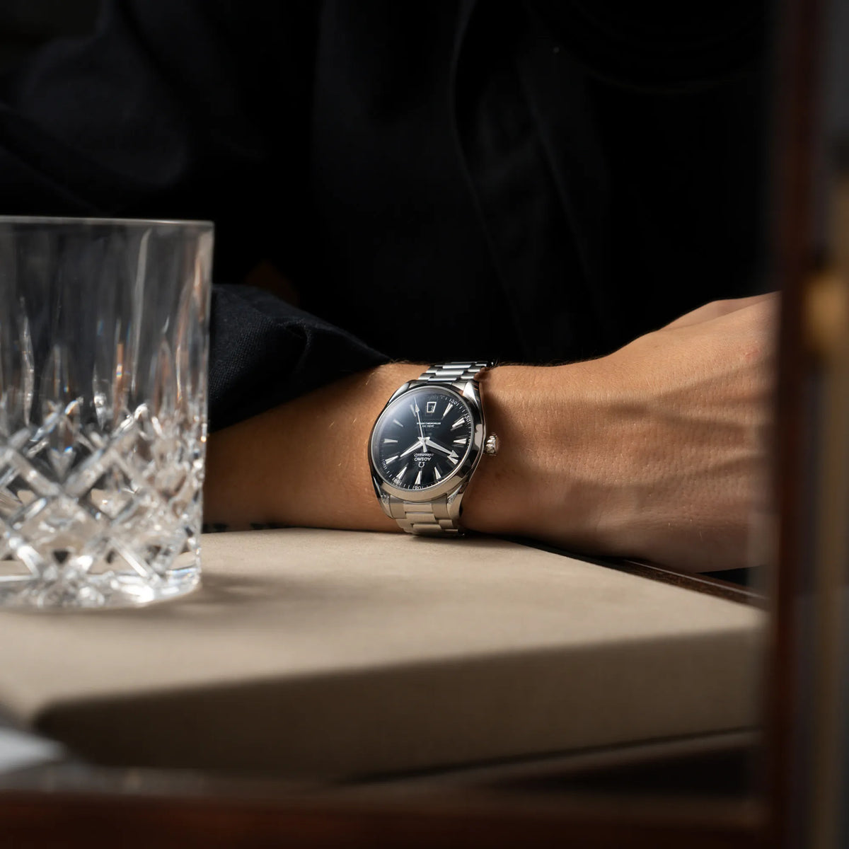 Fotografie zeigt die Omega Seamaster Aqua Terra Co-Axial der Referenz 220.10.41.21.01.002 mit schwarz lackiertem Zifferblatt  am Handgelenk eines Mannes