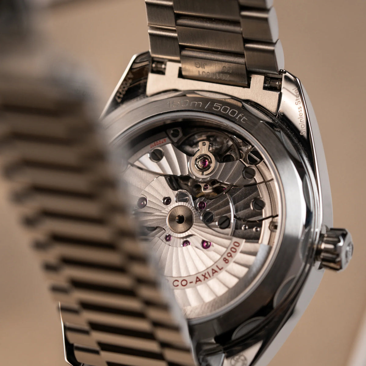 Detailaufnahme des Gehäusebodens mit Sichtglas der Omega Seamaster Aqua Terra Co-Axial der Referenz 220.10.41.21.01.002 mit schwarz lackiertem Zifferblatt zeigt das Automatikuhr