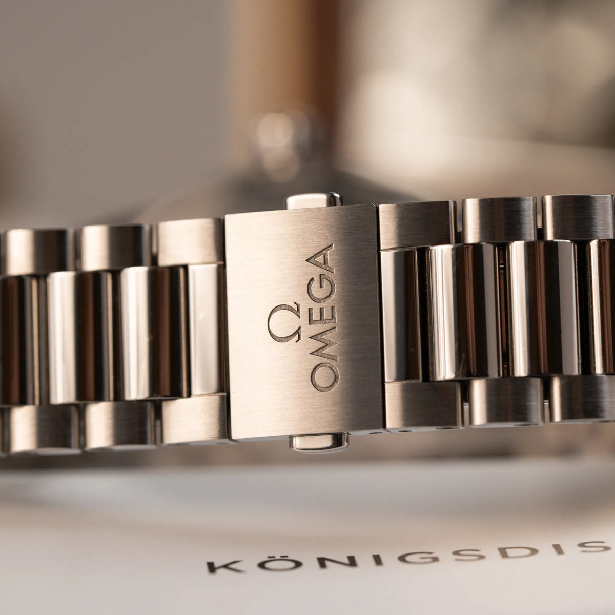Detailaufnahme der originalen Omega Faltschliesse von der Makroaufnahme mit Fokus auf dem Datumsfenster der Omega Seamaster Aqua Terra Co-Axial der Referenz 220.10.41.21.01.002 mit schwarz lackiertem Zifferblatt 