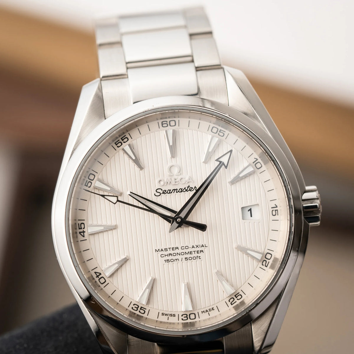 Detailaufnahme der Omega Seamaster Auqua Terra 150M mit 41mm-Gehäuse und einem weißen Zifferblatt mit vertikal verlaufenden Linien