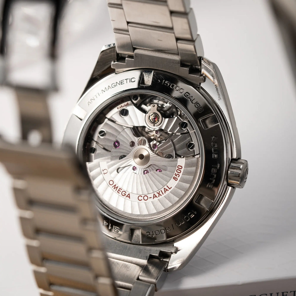 Gehäuseboden der Omega Seamaster Auqua Terra 150M mit 41mm-Gehäuse und einem weißen Zifferblatt mit vertikal verlaufenden Linien