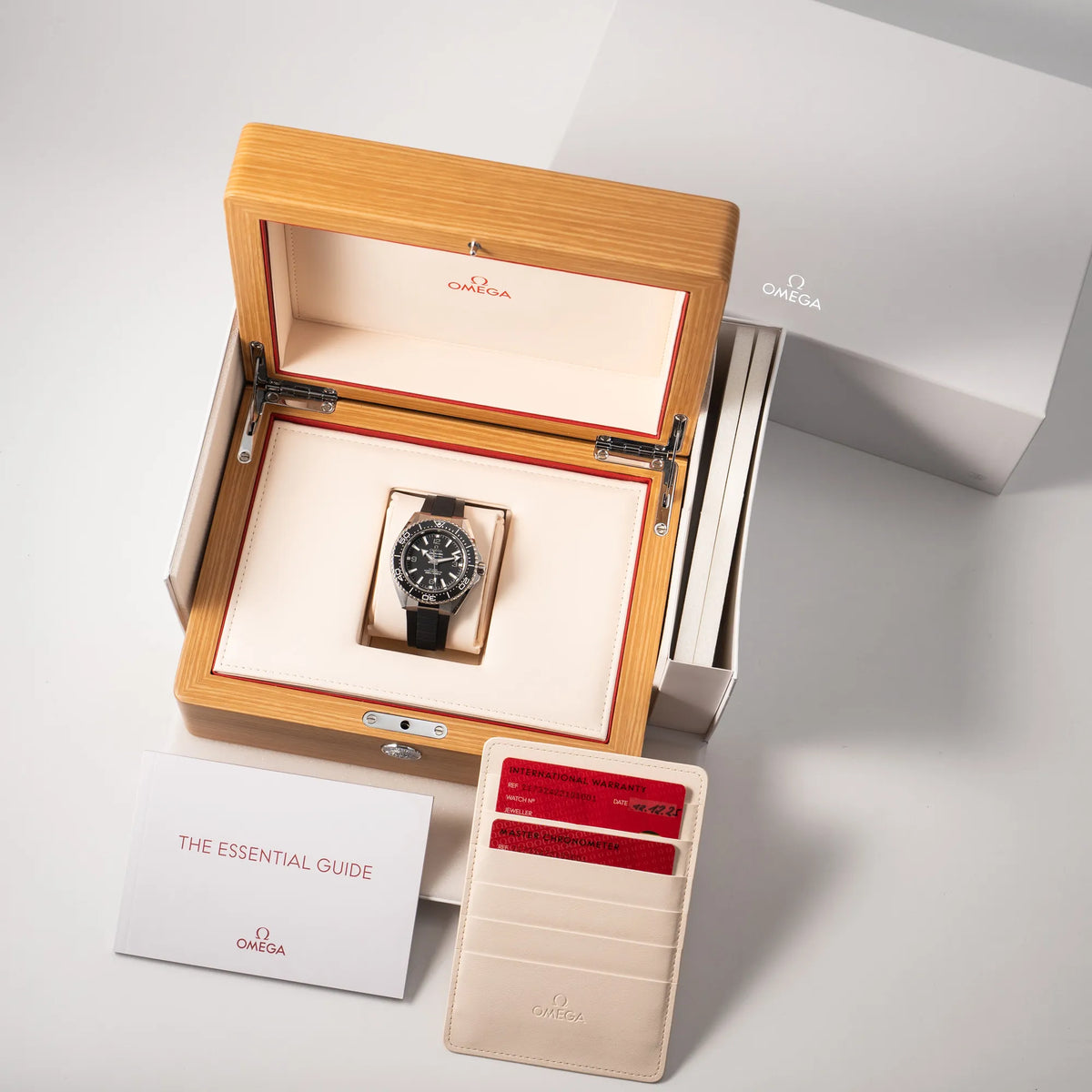 Omega Seamaster Planet Ocean der Referenz 217.32.42.21.01.001 (4. Generation) mit schwarzem Zifferblatt und Lünette am schwarzen Kautschuk-Armband zusammen mit dem Lieferumfang im Full-Set, betsehend aus Box, mit Umkarton, originale rGarantiekarte und allen Booklets