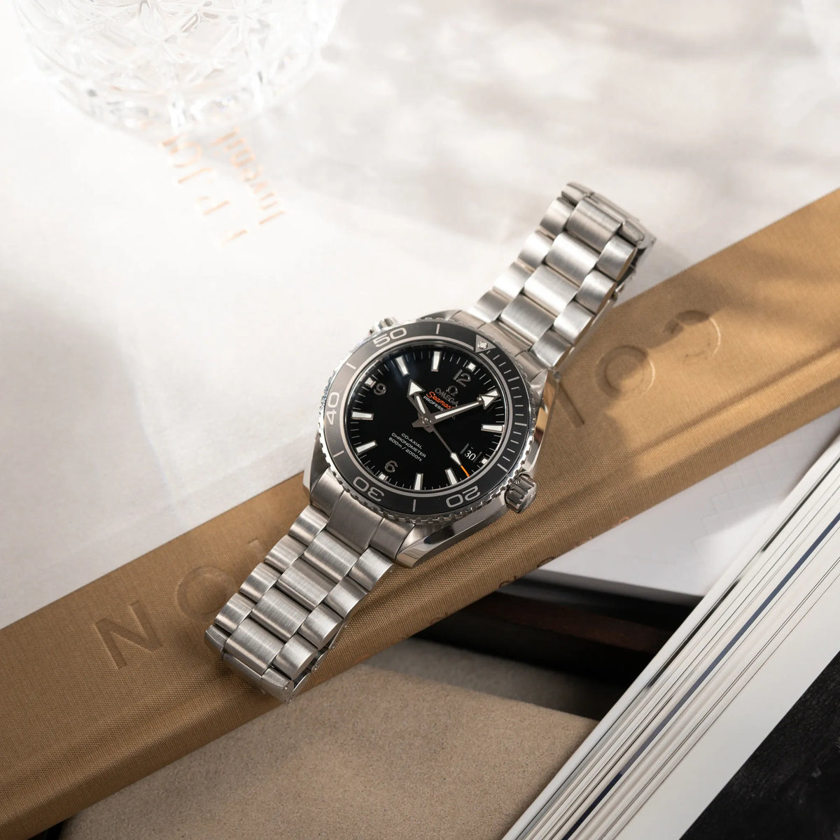 Produktfoto der Omega Seamaster Planet Ocean 232.30.46.21.01.001 mit 45mm Gehäuse und schwarzem Zifferblatt mit orangen Details