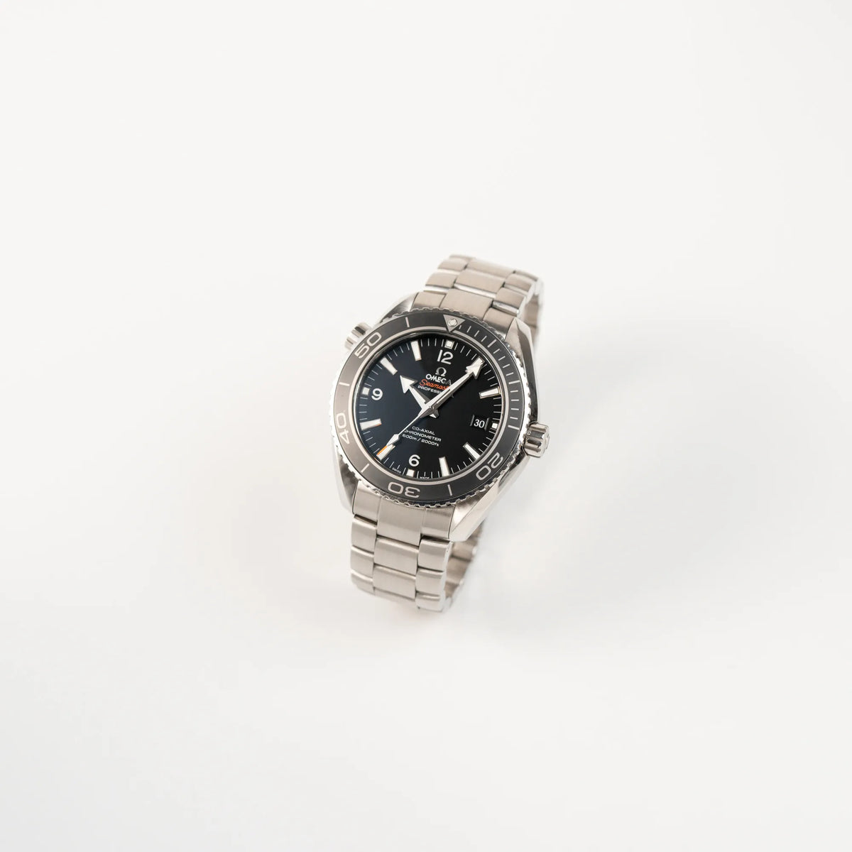 Leicht seitliche Ansicht der Omega Seamaster Planet Ocean 232.30.46.21.01.001 mit 45mm Gehäuse und schwarzem Zifferblatt mit orangen Details
