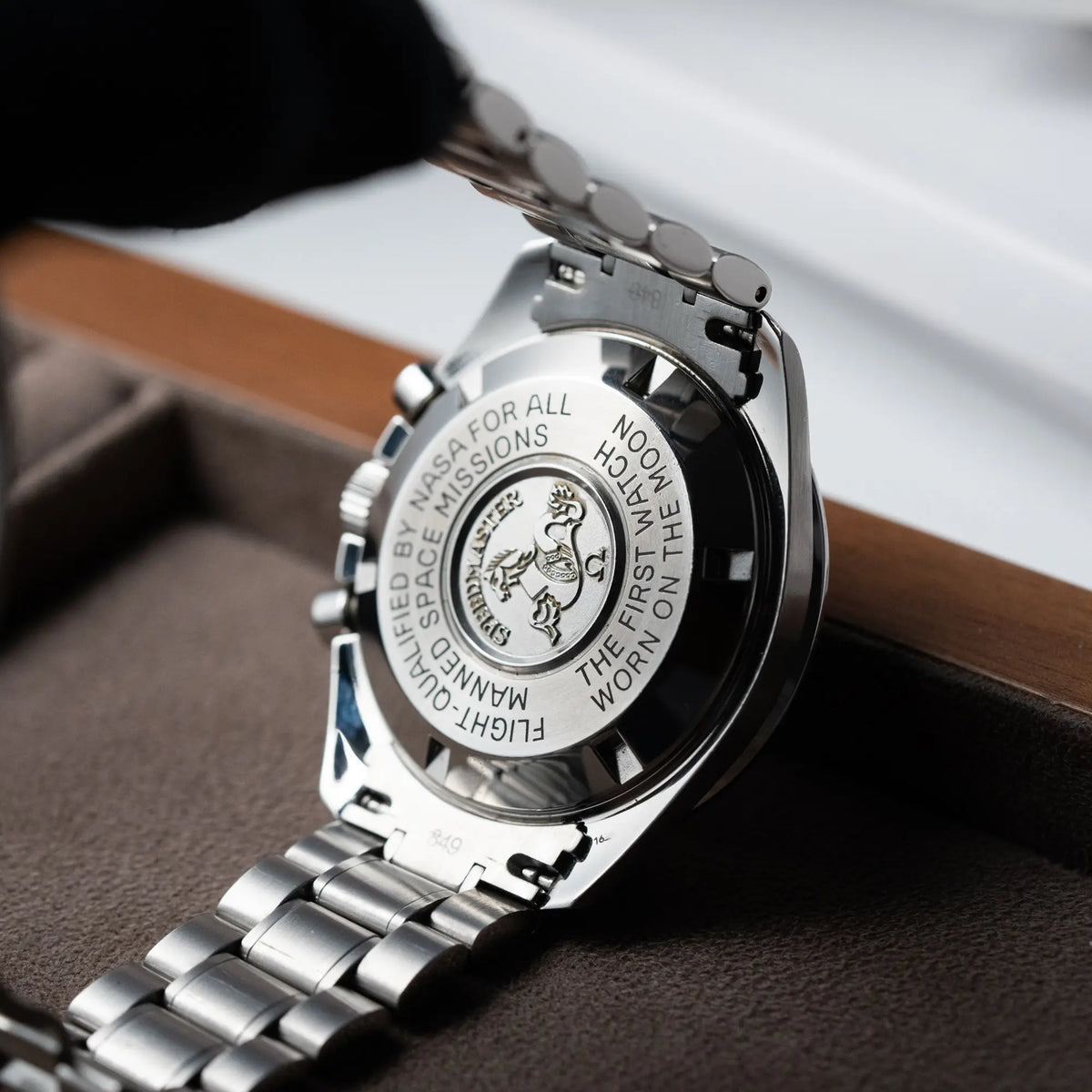 Gehäuseboden der klassischen Omega Speedmaster Professional Moonwatch mit Hesalitglas