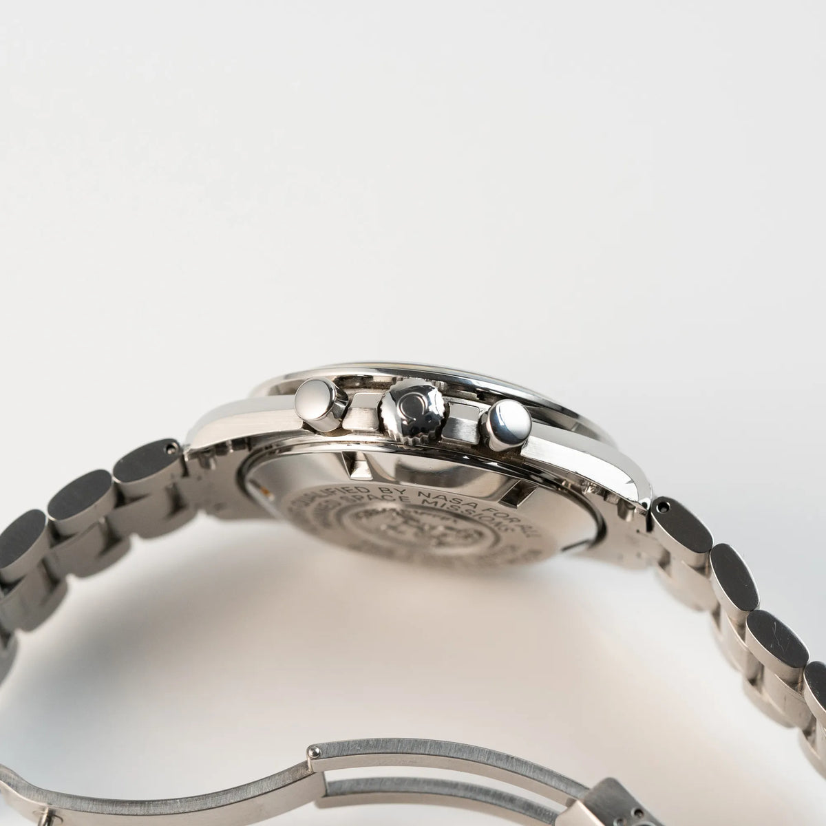 Seitliches Gehäuse der klassischen Omega Speedmaster Professional Moonwatch mit Hesalitglas mit Blick auf die Aufzugskrone und Chronograph-Drücker