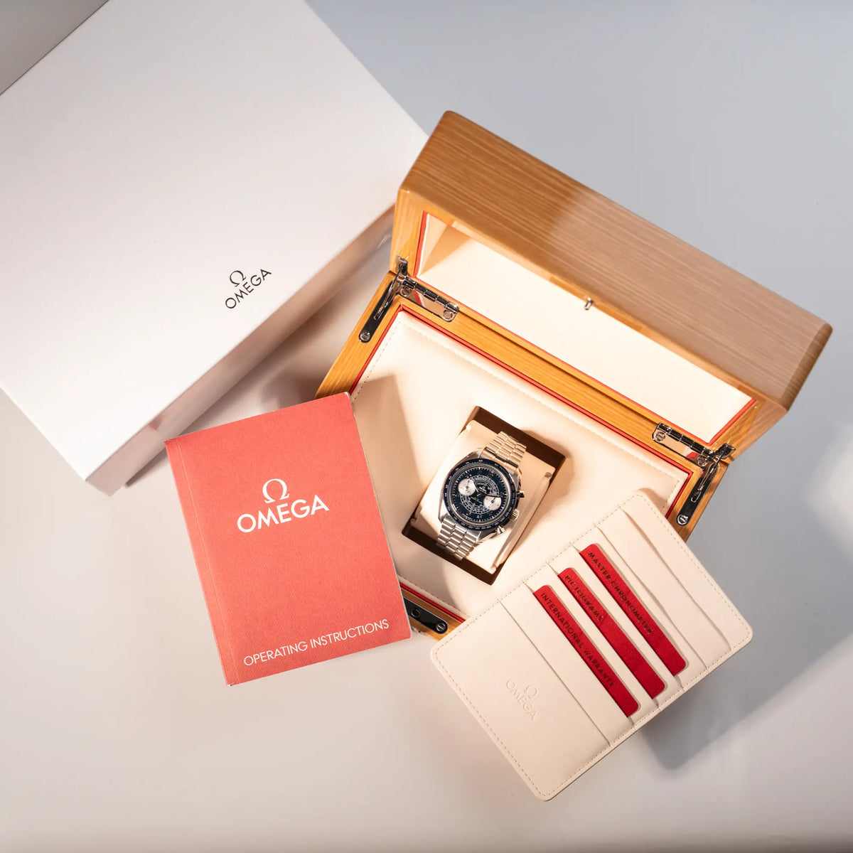 Omega Speedmaster Chronoscope aus Edelstahl mit blauem Zifferblatt und Pulsometerskala, sowie Telemeterskala zusammen mit dem Lieferumfang, betsehend aus Box, Umkarton,  Garantiekarte, Bedienungsnaleitung