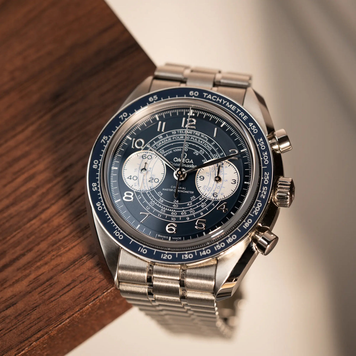 Produktfotografie der Omega Speedmaster Chronoscope aus Edelstahl mit blauem Zifferblatt und Pulsometerskala, sowie Telemeterskala zeigt die Details des Uhrenkopfes