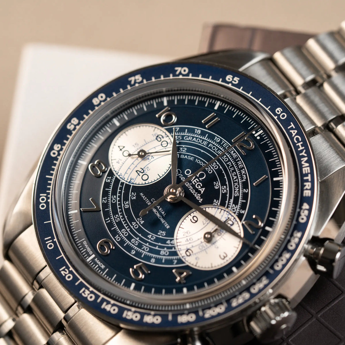 Detailaufnahme der Omega Speedmaster Chronoscope aus Edelstahl mit blauem Zifferblatt und Pulsometerskala, sowie Telemeterskala zeigt das Zifferblatt mit den weiß-silbernen Totalisatoren 