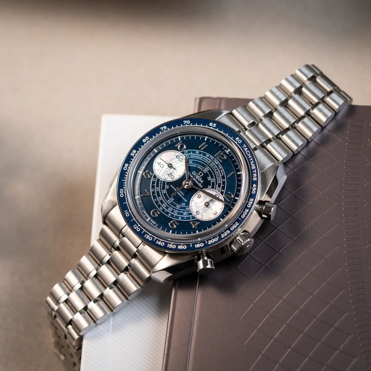 Produktfotografie als Titelbild für die Omega Speedmaster Chronoscope aus Edelstahl mit blauem Zifferblatt und Pulsometerskala, sowie Telemeterskala