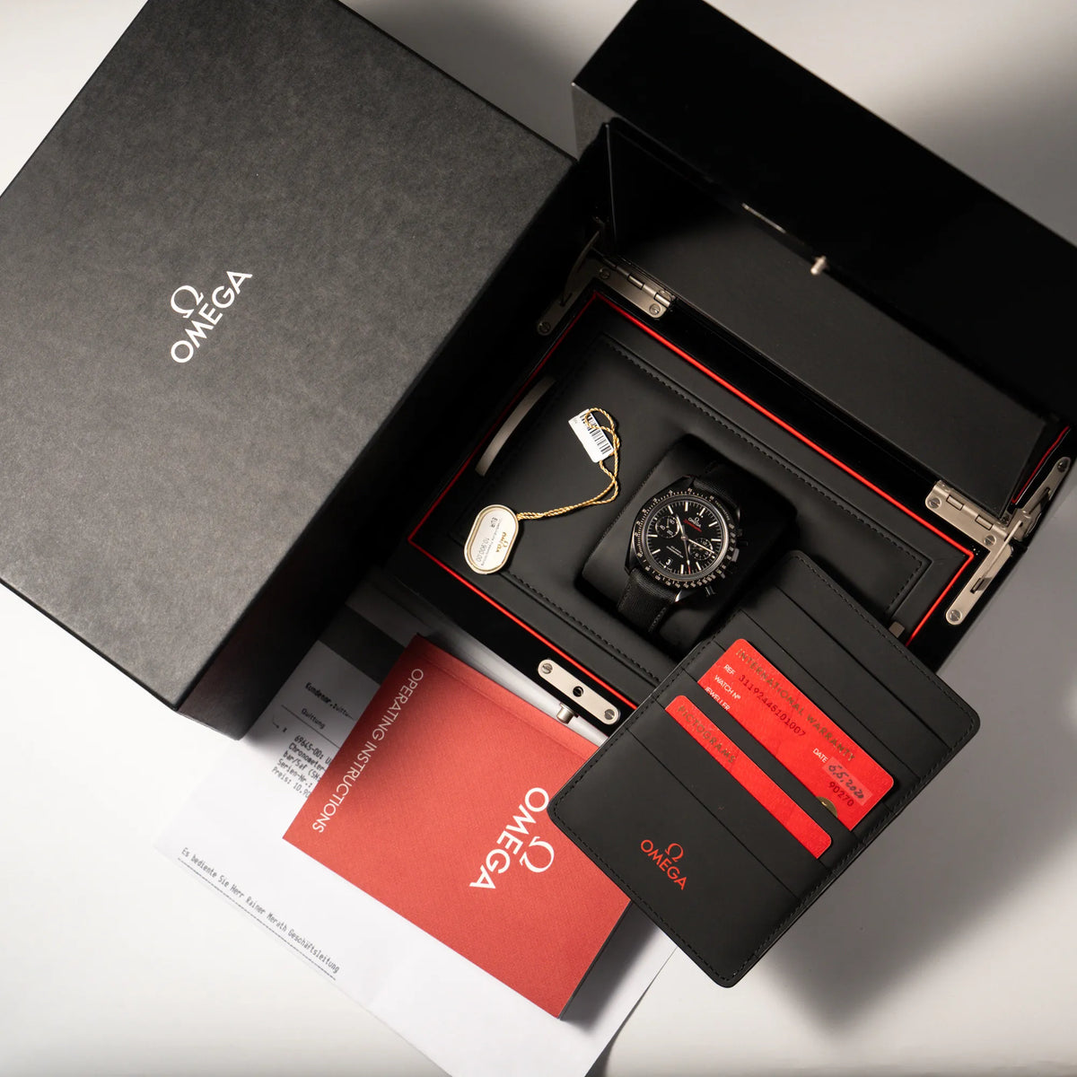 Omega Speedmaster "Darkside of the Moon" Chronograph mit schwarzem Zifferblatt und aus schwarzer Keramik gefertigtem Gehäuse zusammen mit dem Lieferumfang bestehend aus Box mit Umkarton, Hangtags, Bedienungsanleitung und original Papiere