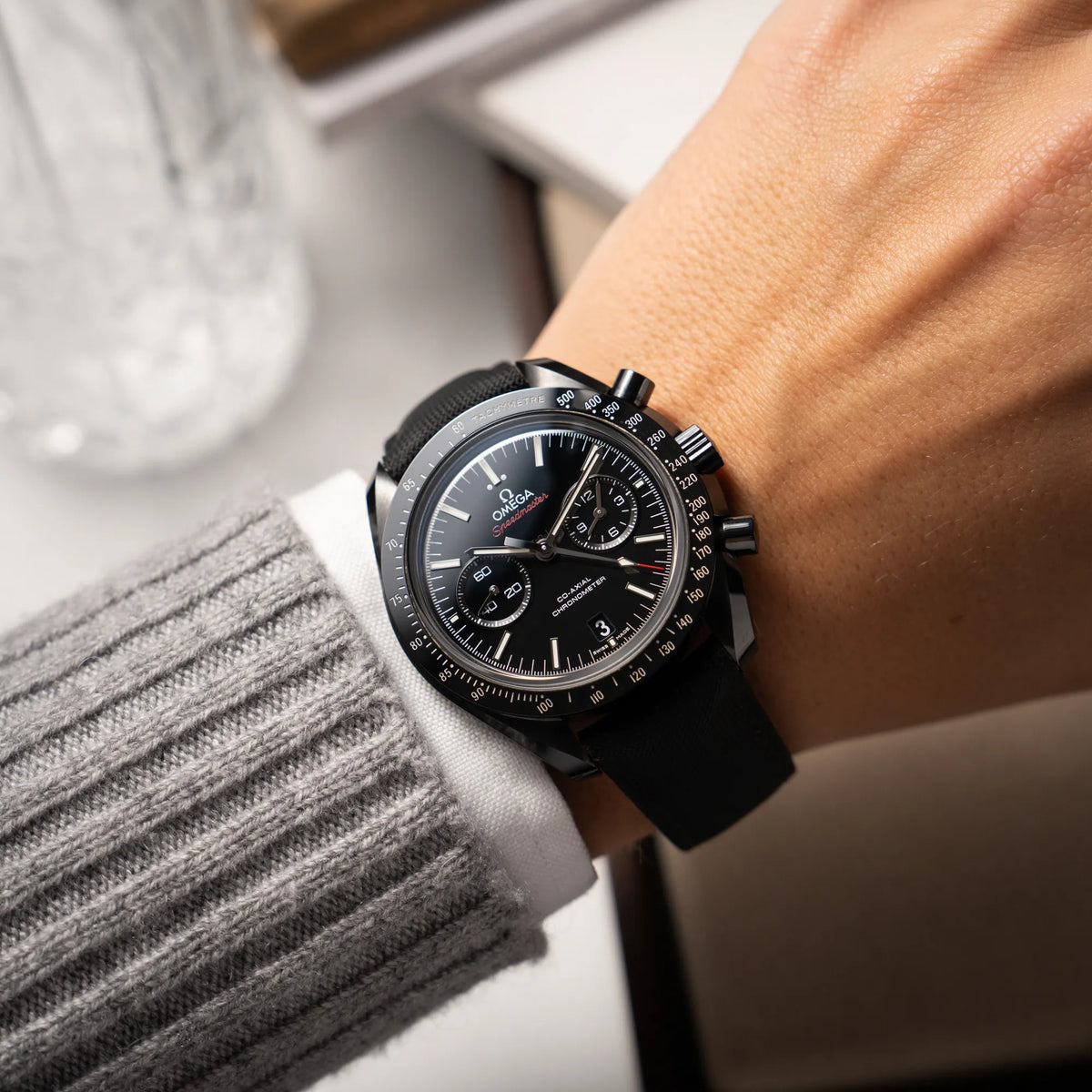 Wristshot mit dem Omega Speedmaster "Darkside of the Moon" Chronograph mit schwarzem Zifferblatt und aus schwarzer Keramik gefertigtem Gehäuse