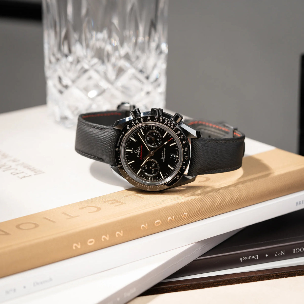 Produktfotografie des Omega Speedmaster "Darkside of the Moon" Chronograph mit schwarzem Zifferblatt und aus schwarzer Keramik gefertigtem Gehäuse