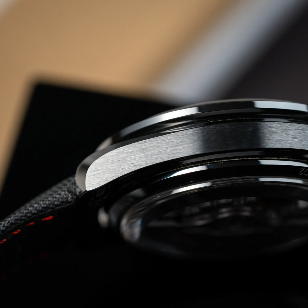 Detailaufnahme der Struktur und des Oberflächen-Finishes von dem Omega Speedmaster "Darkside of the Moon" Chronograph mit schwarzem Zifferblatt und aus schwarzer Keramik gefertigtem Gehäuse