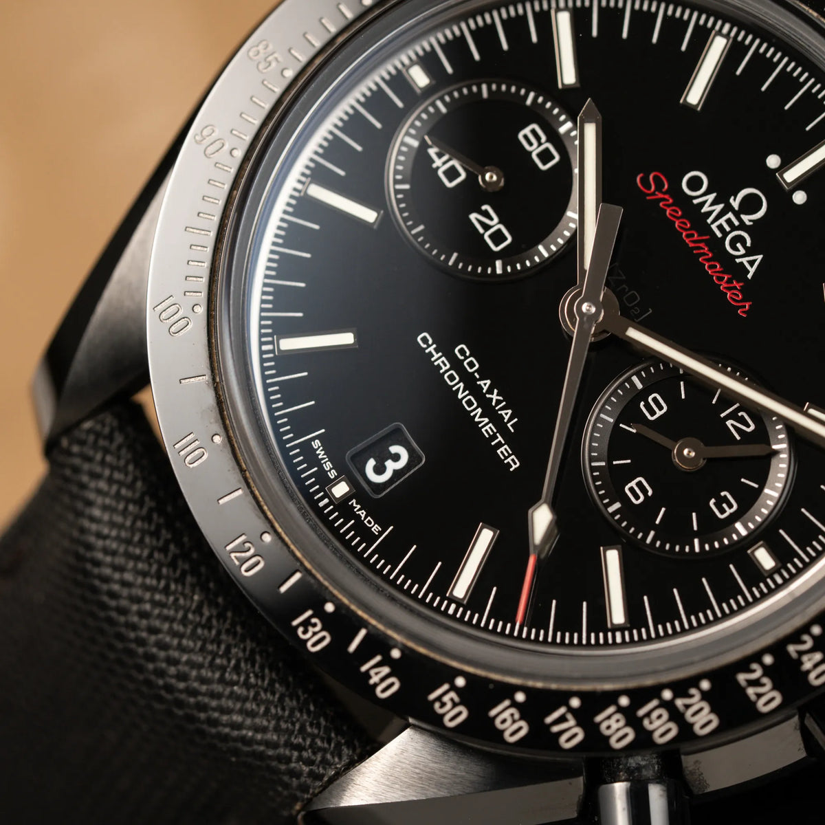 Detailaufnahme des Omega Speedmaster "Darkside of the Moon" Chronograph mit schwarzem Zifferblatt und aus schwarzer Keramik gefertigtem Gehäuse