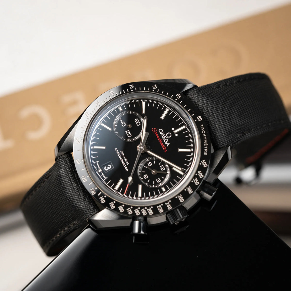 Produktfotografie als Titelbild für den Omega Speedmaster "Darkside of the Moon" Chronograph mit schwarzem Zifferblatt und aus schwarzer Keramik gefertigtem Gehäuse