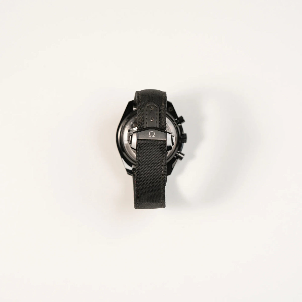 Blick auf die Faltschliesse an einem Textil-Kautschuk-Armband von dem Omega Speedmaster "Darkside of the Moon" Chronograph mit schwarzem Zifferblatt und aus schwarzer Keramik gefertigtem Gehäuse