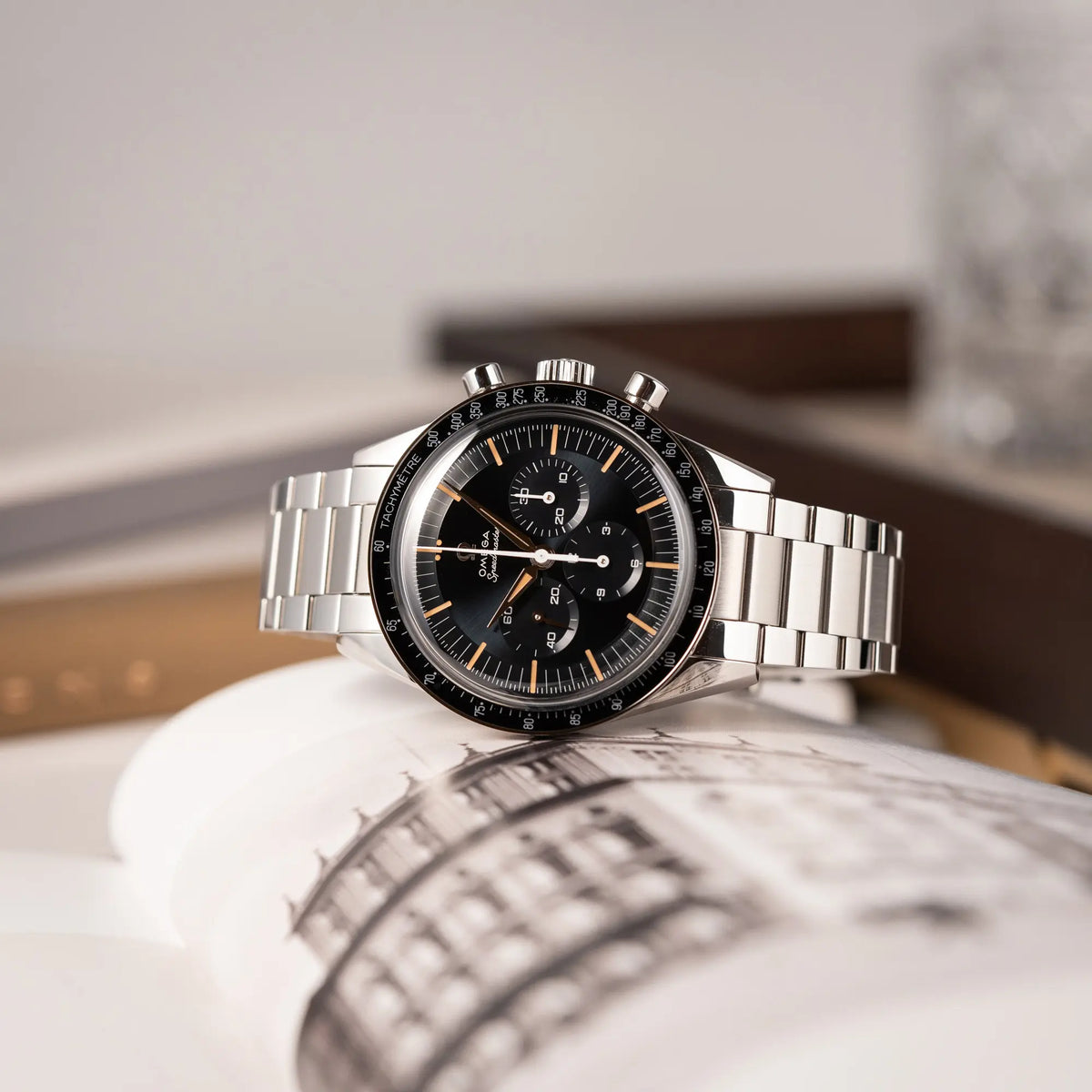 Omega Speedmaster FOIS der Referenz 310.30.40.50.06.001 mit dem dunkelblauen Zifferblatt mit dunkel-beigen Indizes im Vintage-Look und einem vom Standard-Modell abgeänderten Stahl-Armband, was beides an das klassische Speedy-Modell  erinnert