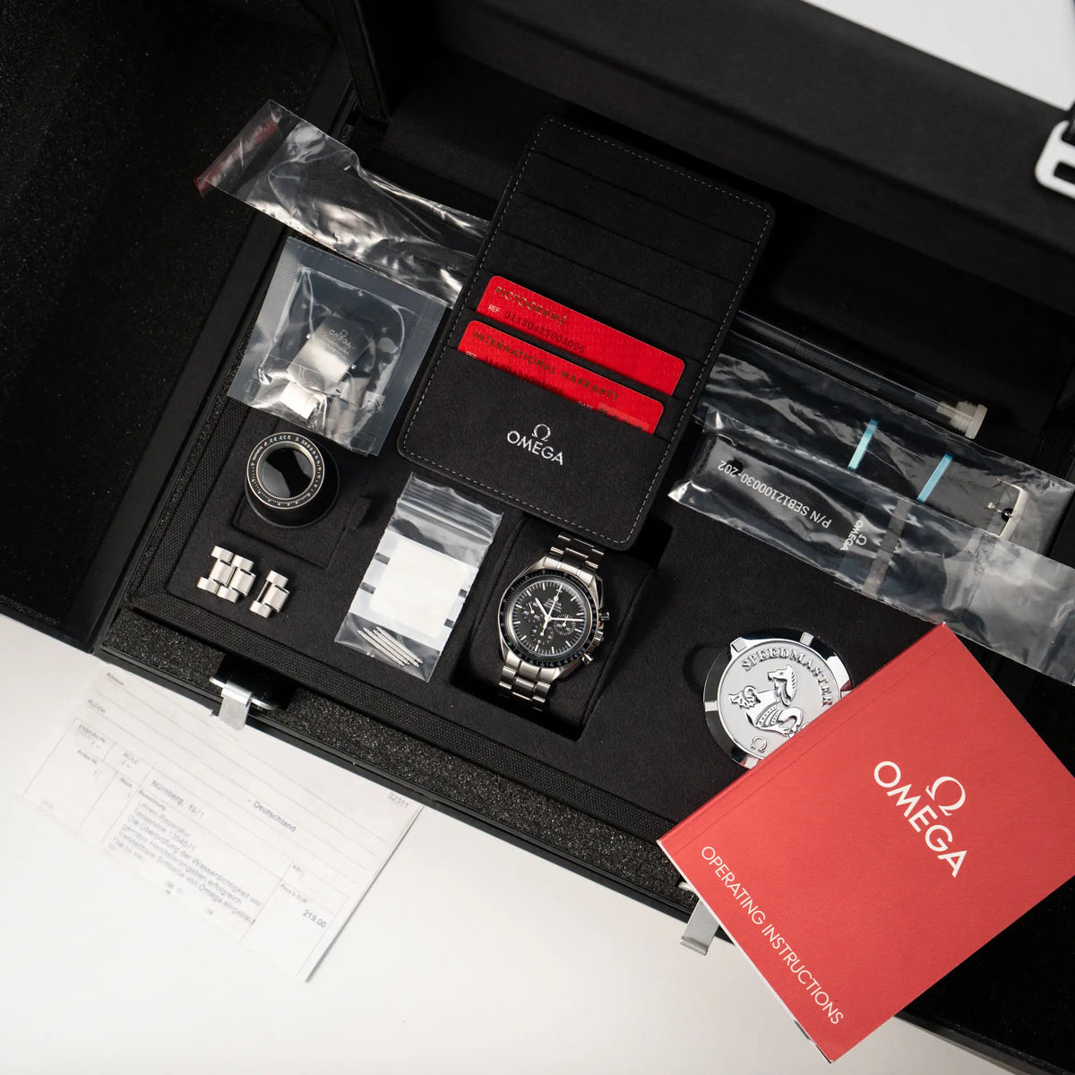 Omega Speedmaster Professional Moonwatch mit Hesalitglas aus 2018 zusammen it dem Lieferumfang als Full-Set