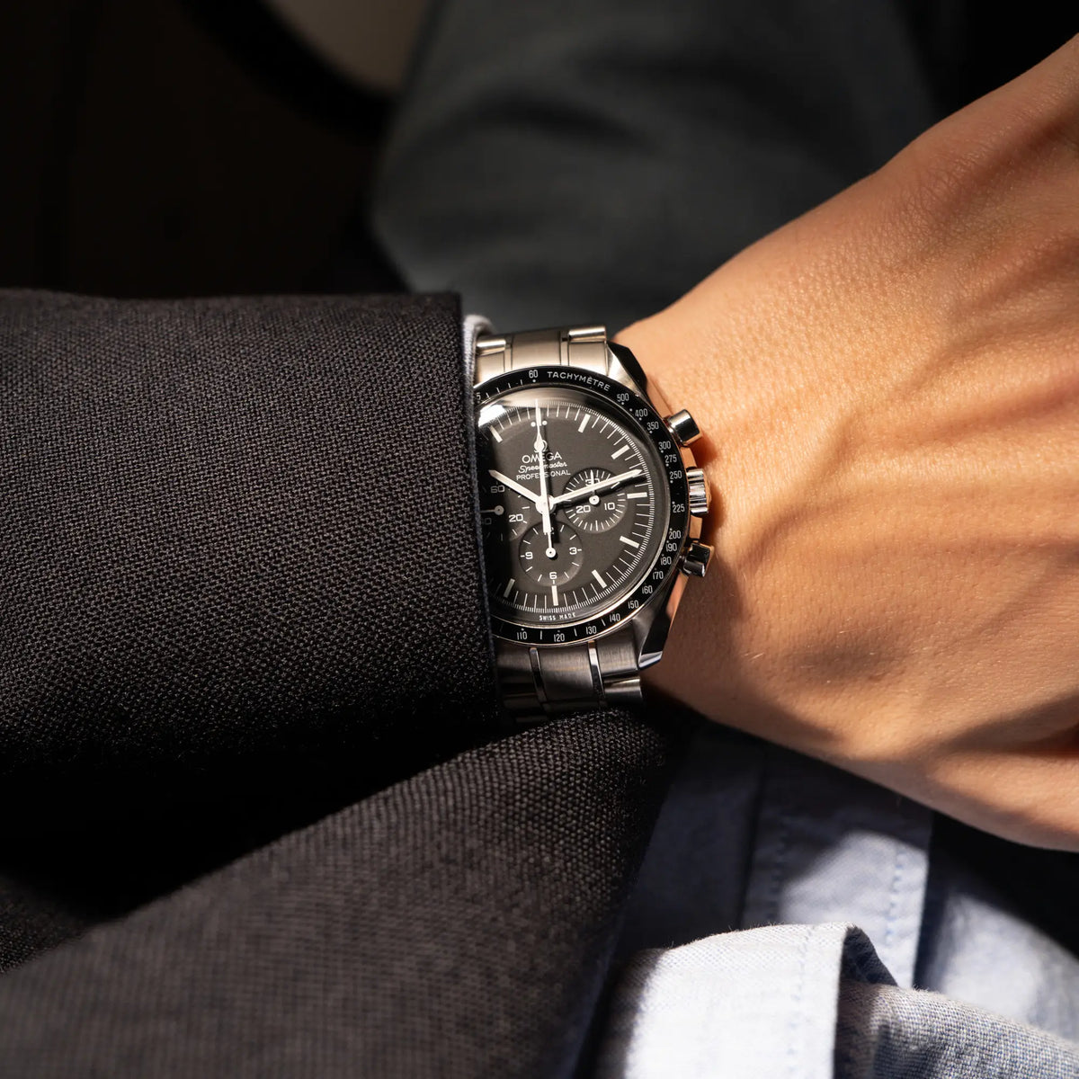 Mann trägt die Omega Speedmaster Professional Moonwatch mit Hesalitglas aus 2018 an seinem Handgelenk