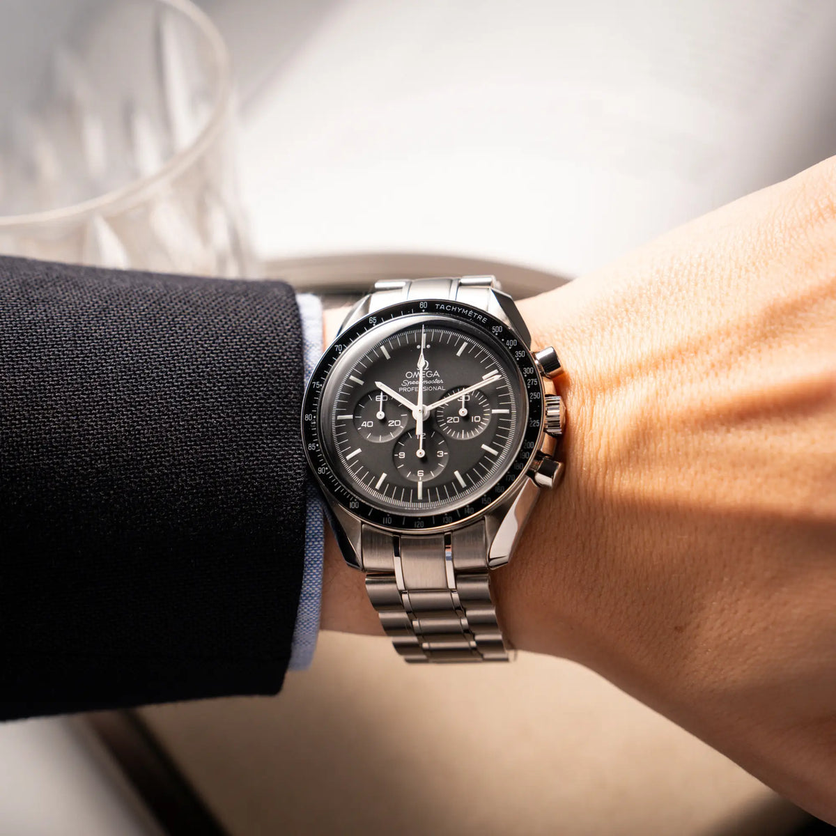 Wristshot mit der Omega Speedmaster Professional Moonwatch mit Hesalitglas aus 2018 am Handgelenk