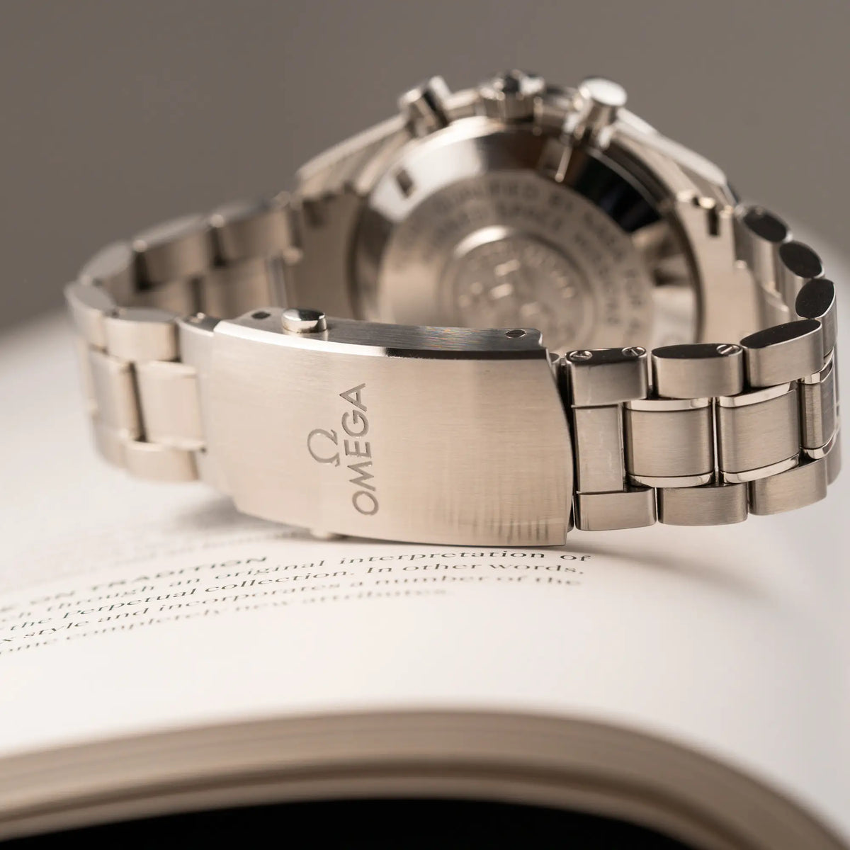 Detailaufnahme der montierten Schliesse an der Omega Speedmaster Professional Moonwatch mit Hesalitglas aus 2018