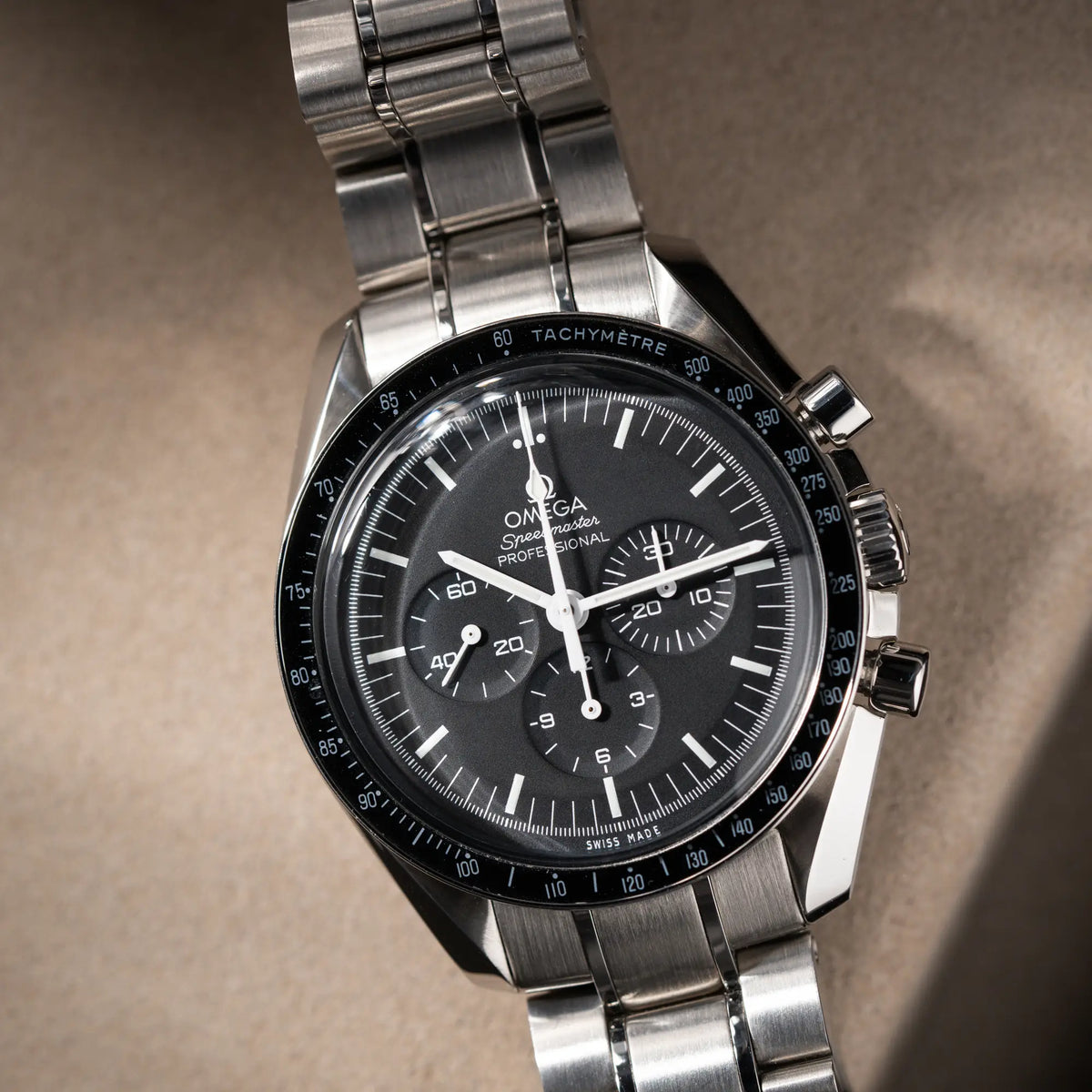 Detailaufnahme der Omega Speedmaster Professional Moonwatch mit Hesalitglas aus 2018