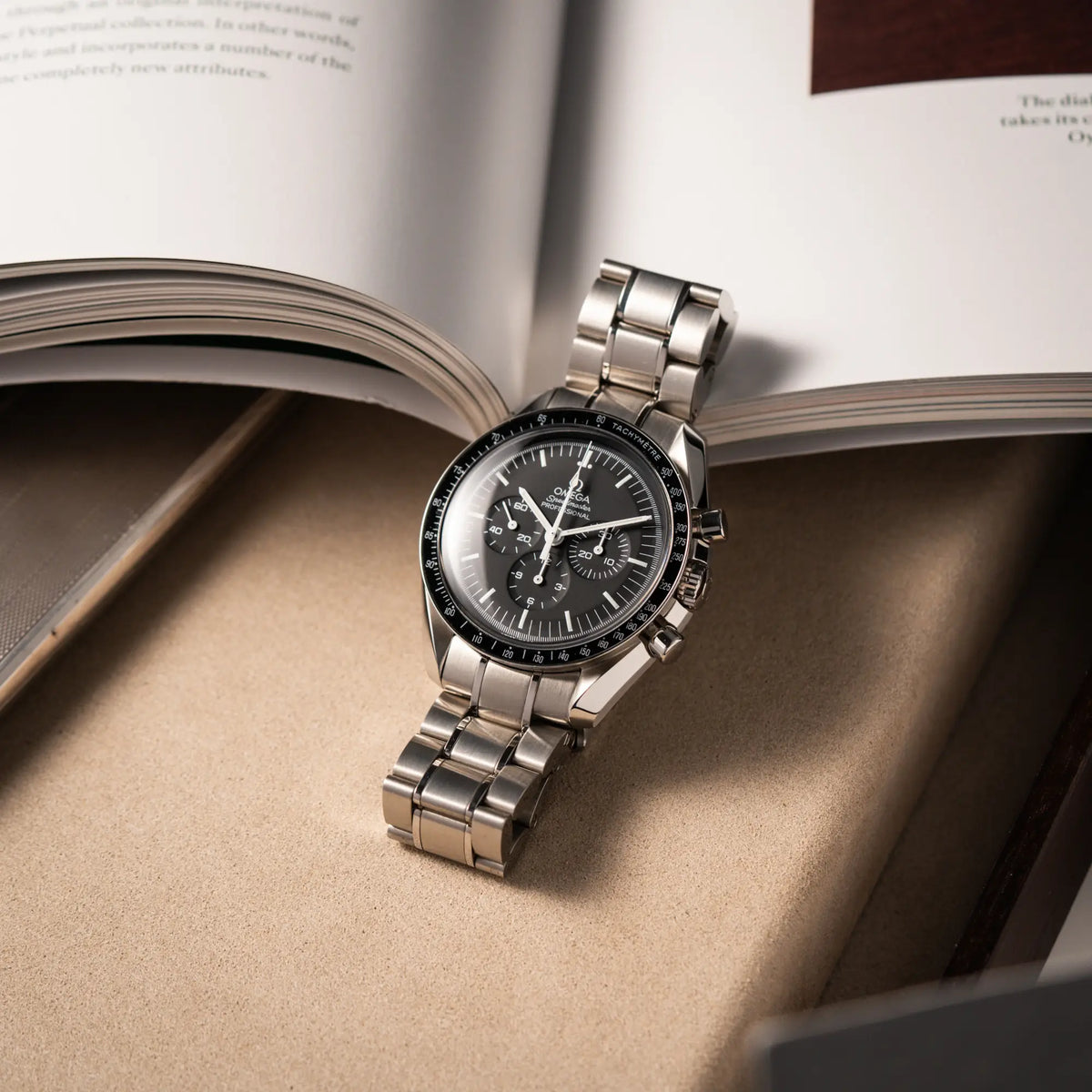 Titelbild der Omega Speedmaster Professional Moonwatch mit Hesalitglas aus 2018