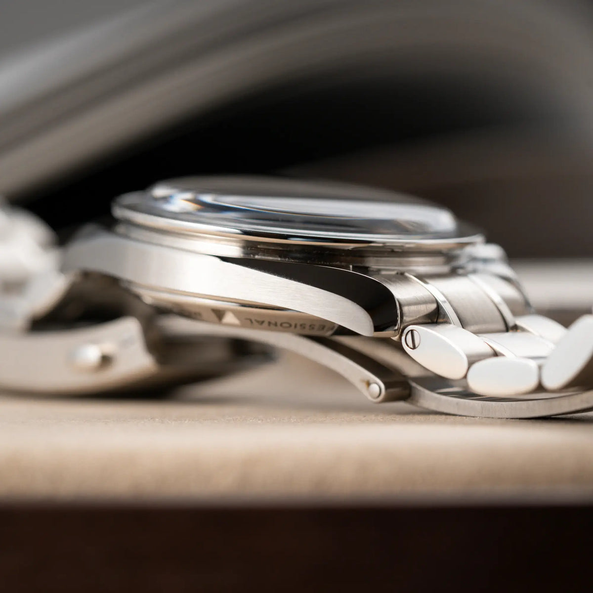 Bandanstoss und Blick auf das  gewölbte Hesalitglas (von Seite) von der Omega Speedmaster Professional Moonwatch aus 2018