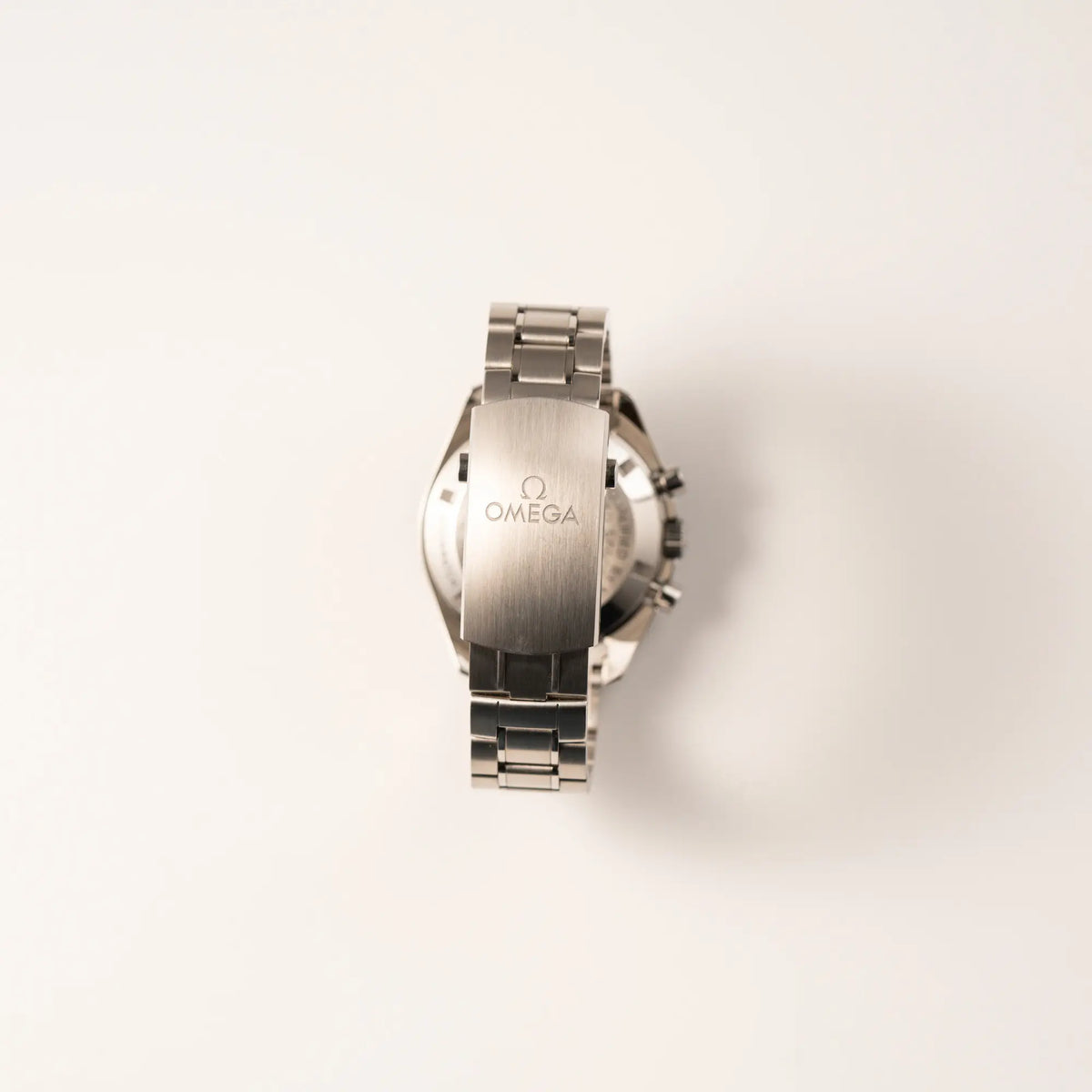 Blick auf die Schliesse der Omega Speedmaster Professional Moonwatch mit Hesalitglas aus 2018