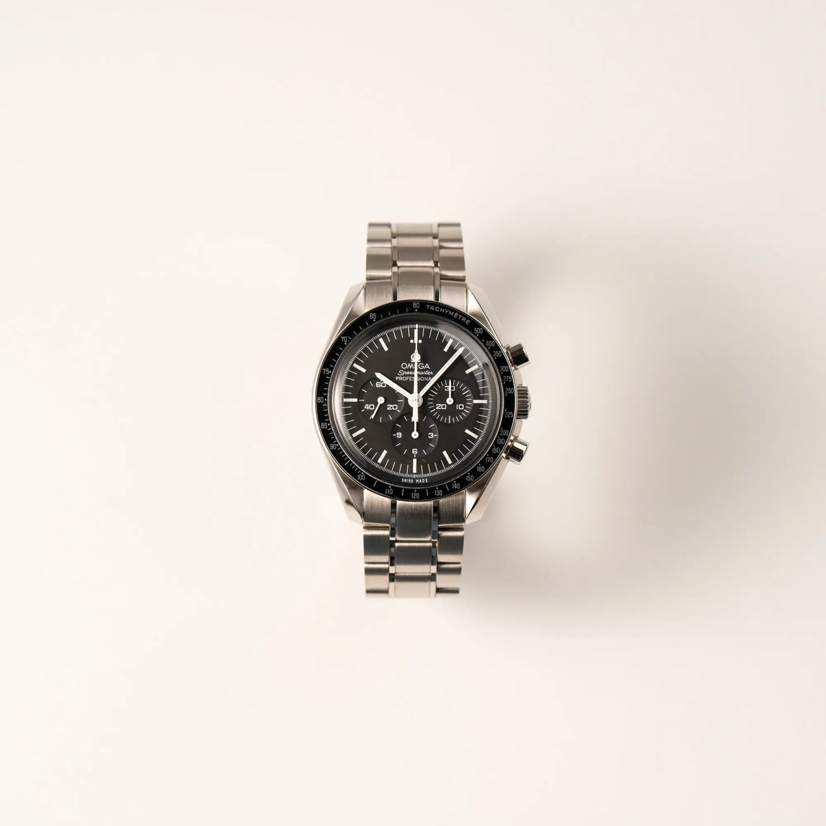 Frontale Ansicht der Omega Speedmaster Professional Moonwatch mit Hesalitglas aus 2018