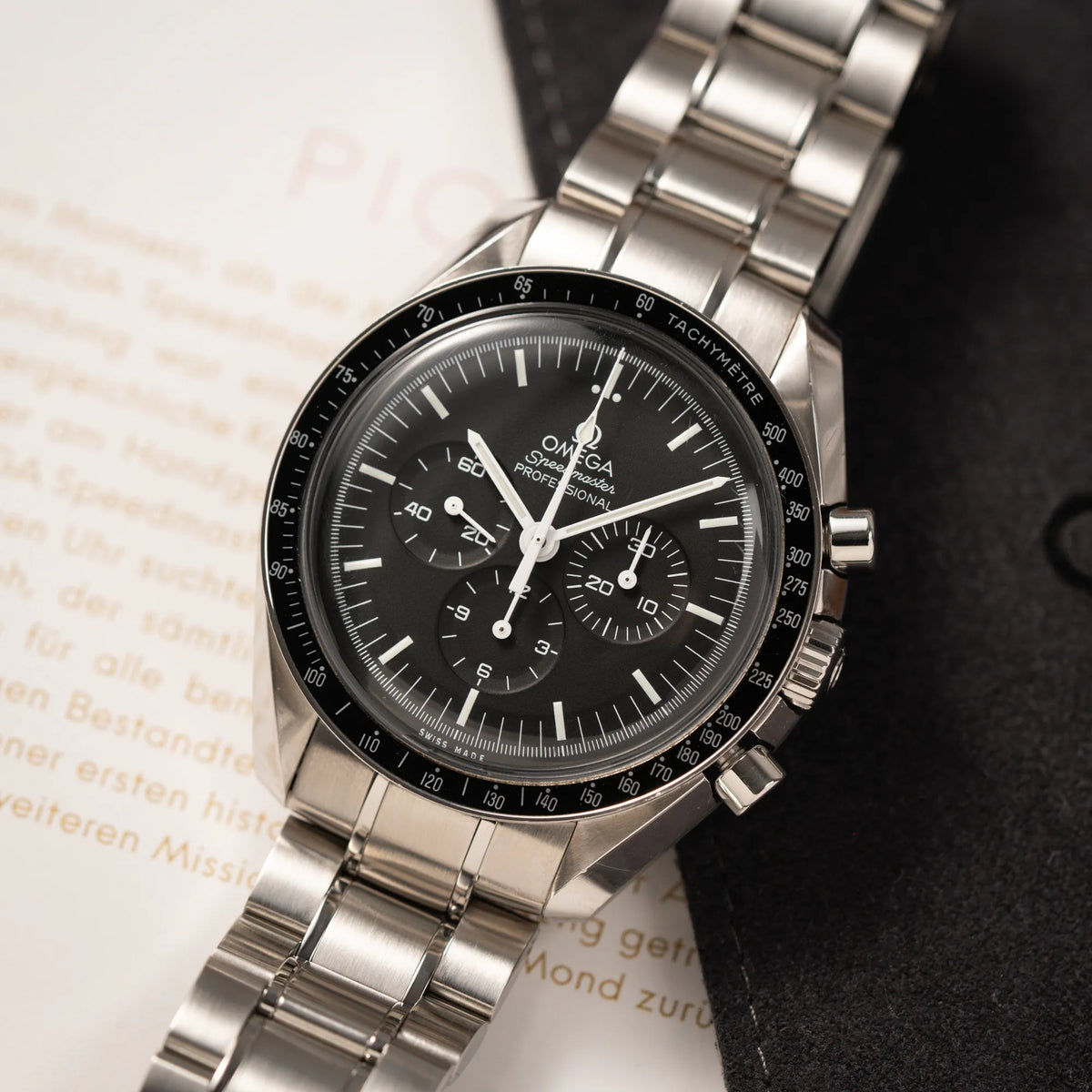 Produktfotografie der Omega Speedmaster Professional Moonwatch der Referenz 311.30.42.30.01.005 in einem 42mm-Gehäuse mit klassischem schwarzen Zifferblatt und verbautem Hesalitglas