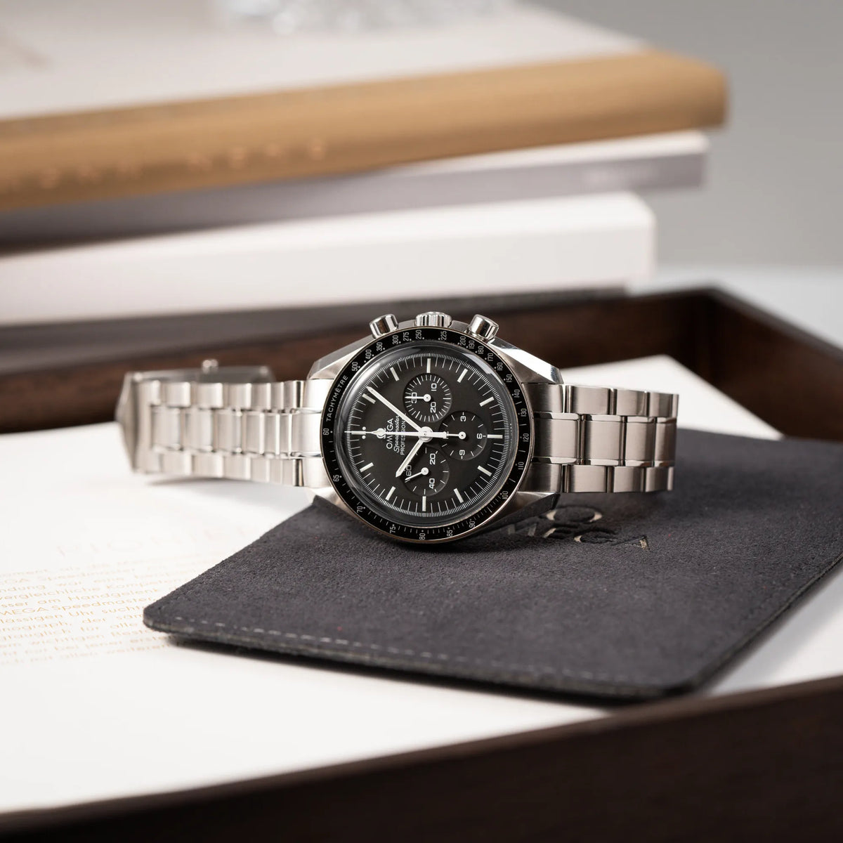 Produktfoto der Omega Speedmaster Professional Moonwatch der Referenz 311.30.42.30.01.005 in einem 42mm-Gehäuse mit klassischem schwarzen Zifferblatt und verbautem Hesalitglas