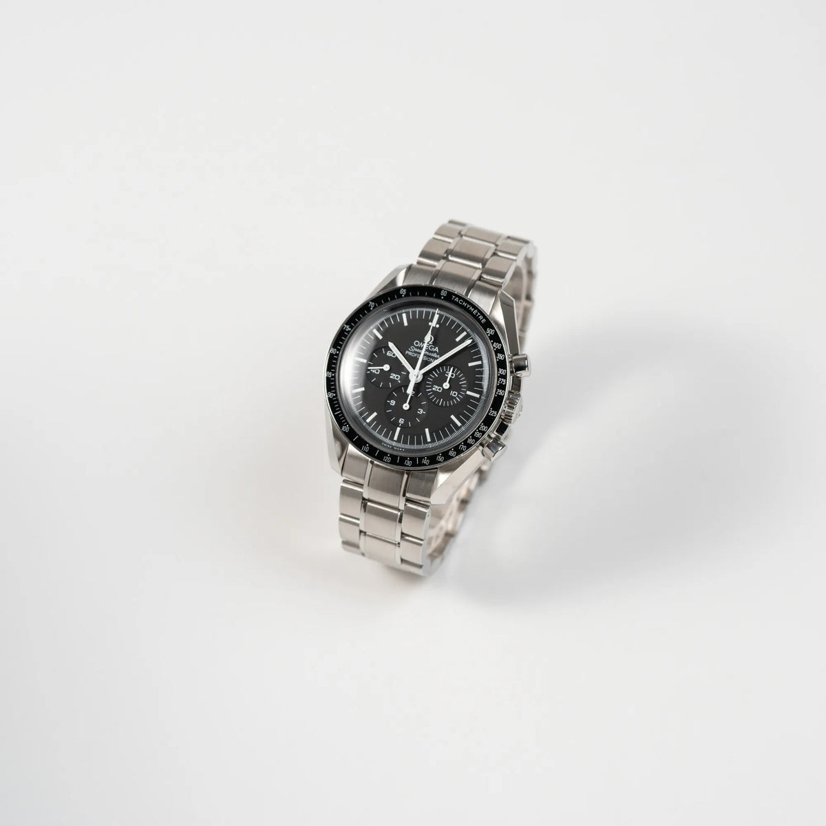 Leicht schräge Ansicht der Omega Speedmaster Professional Moonwatch der Referenz 311.30.42.30.01.005 in einem 42mm-Gehäuse mit klassischem schwarzen Zifferblatt und verbautem Hesalitglas
