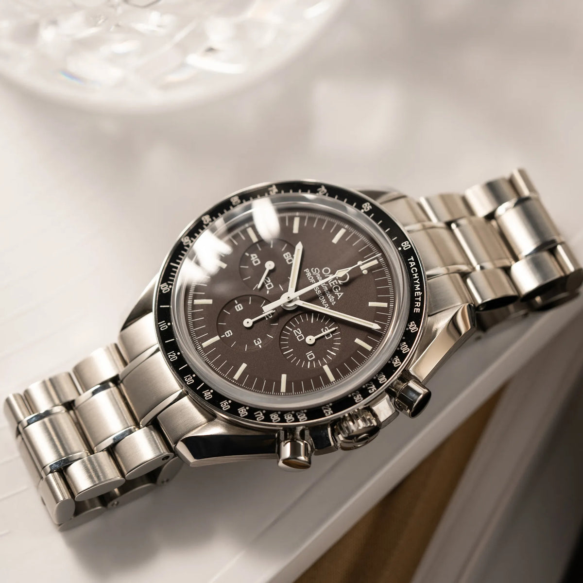 Omega Speedmaster Professional Moonwatch 311.30.42.30.13.001 mit einem braunen Zifferblatt 